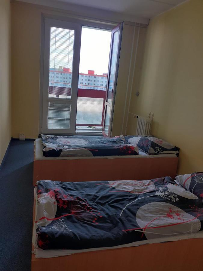 Km House Cerny Most Hostel Praag Buitenkant foto
