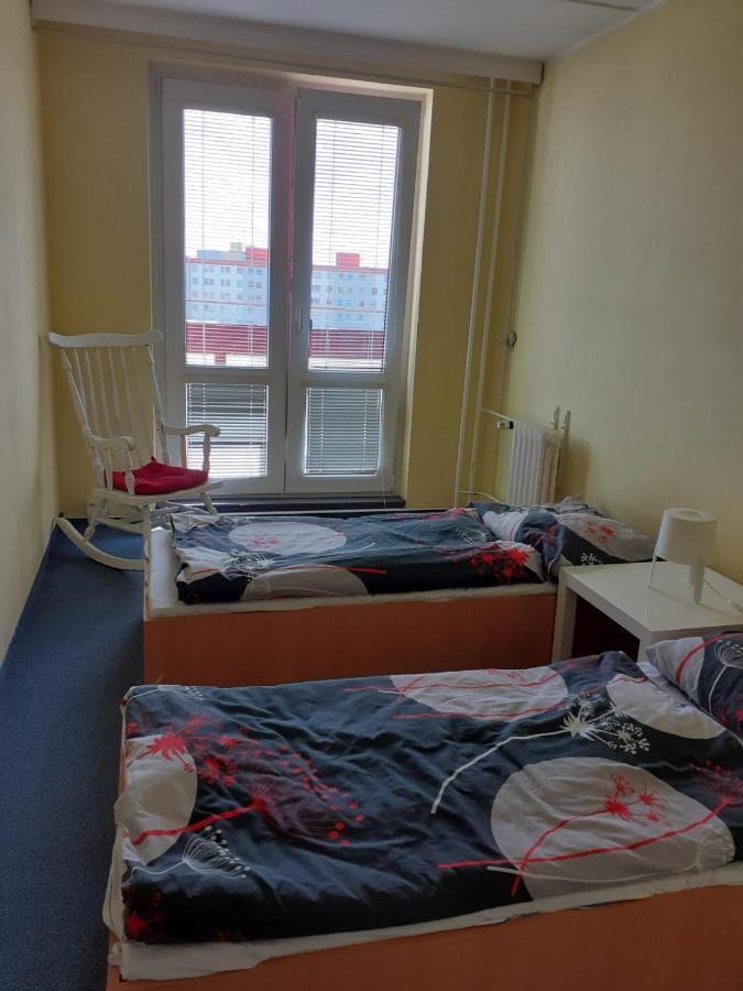 Km House Cerny Most Hostel Praag Buitenkant foto
