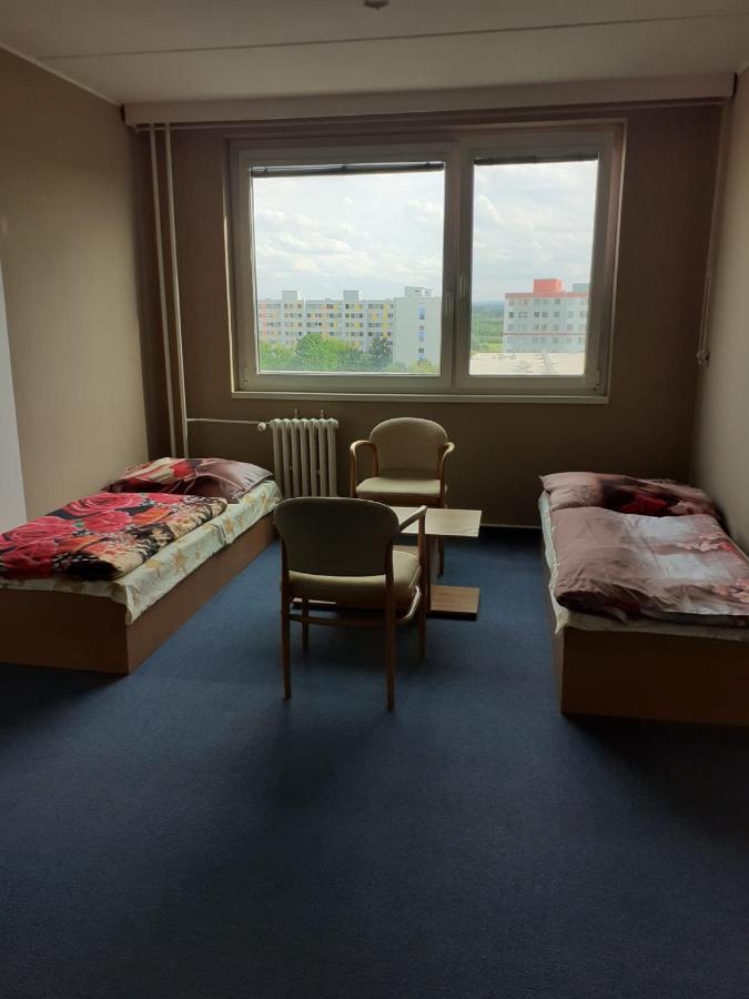 Km House Cerny Most Hostel Praag Buitenkant foto