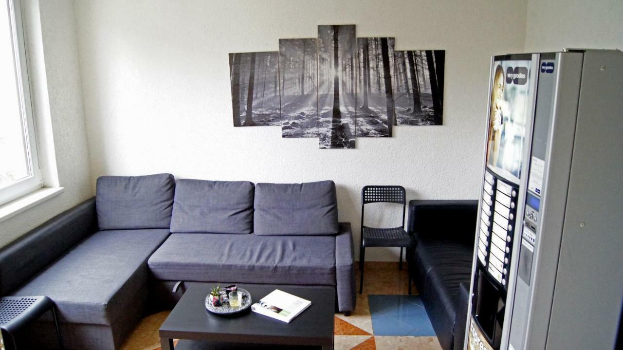 Km House Cerny Most Hostel Praag Buitenkant foto