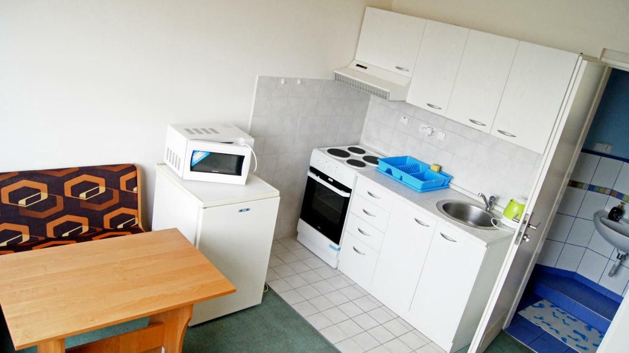 Km House Cerny Most Hostel Praag Buitenkant foto