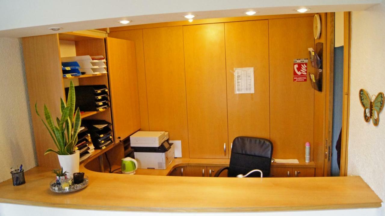 Km House Cerny Most Hostel Praag Buitenkant foto