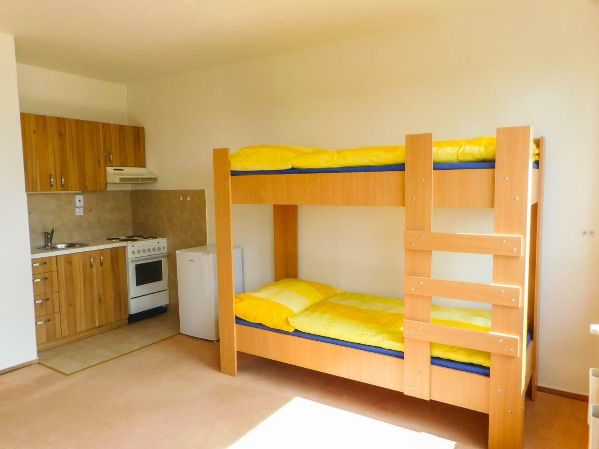 Km House Cerny Most Hostel Praag Buitenkant foto