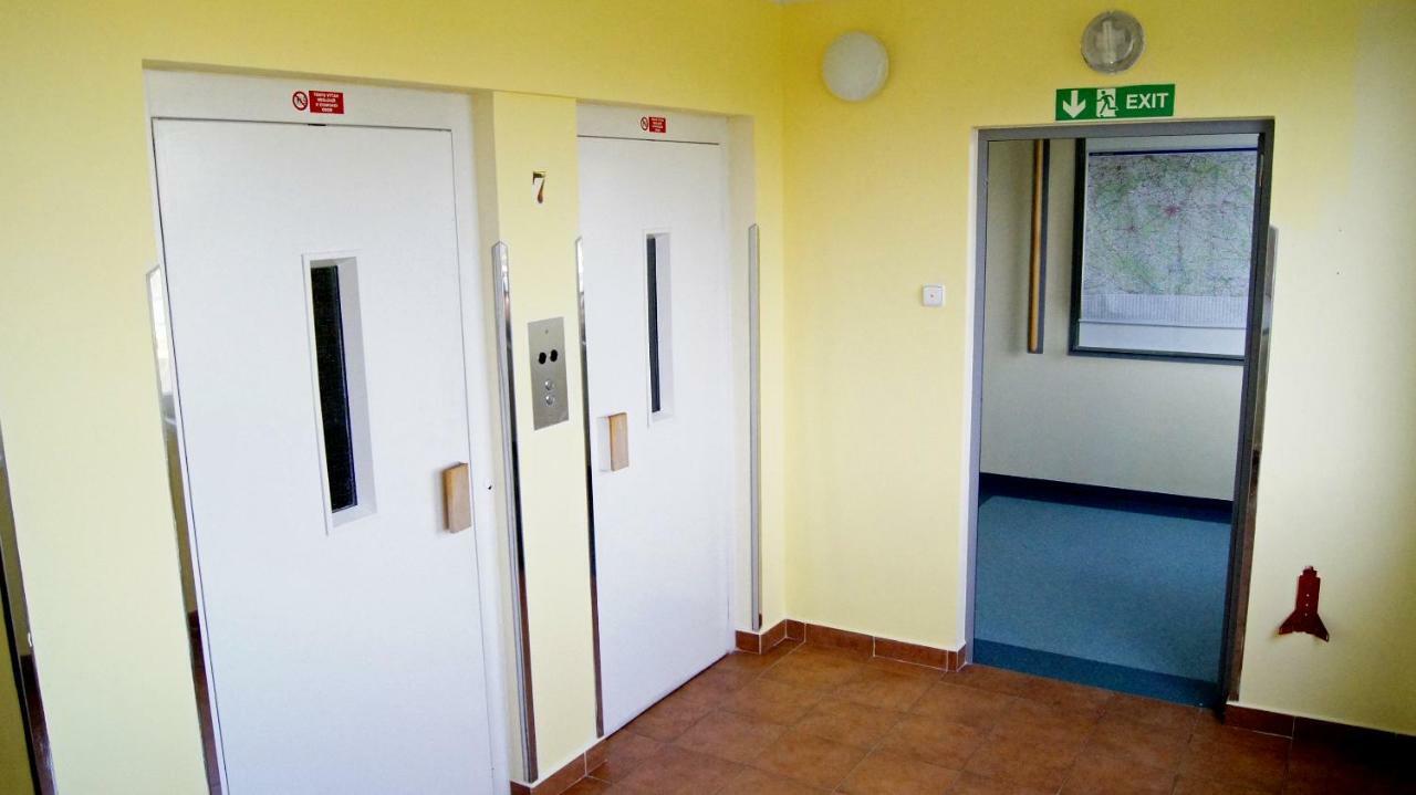 Km House Cerny Most Hostel Praag Buitenkant foto