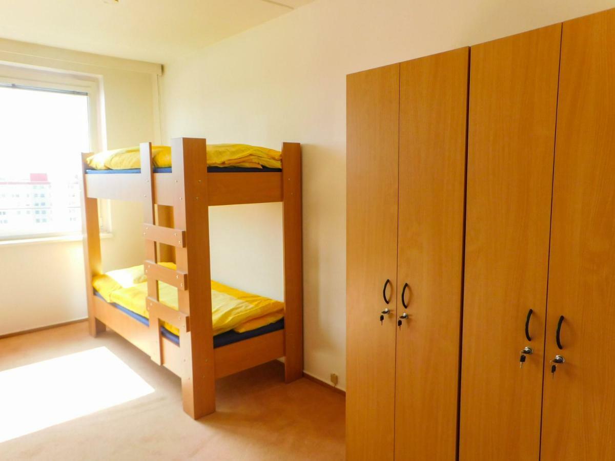 Km House Cerny Most Hostel Praag Buitenkant foto