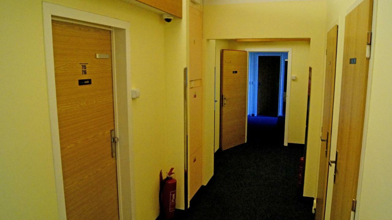 Km House Cerny Most Hostel Praag Buitenkant foto