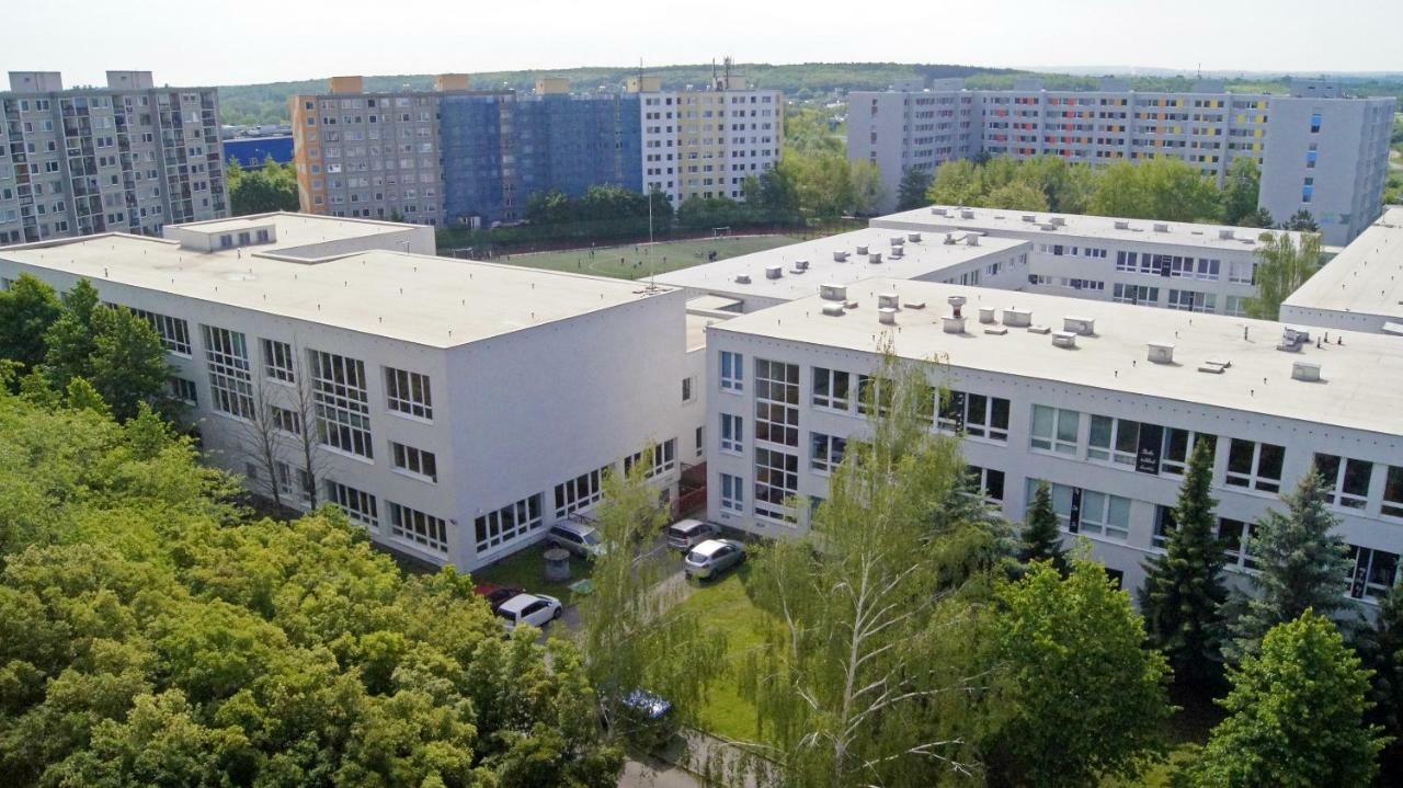 Km House Cerny Most Hostel Praag Buitenkant foto