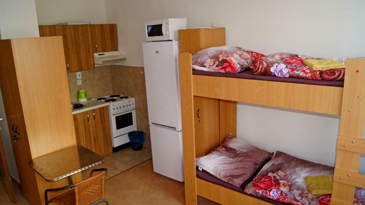 Km House Cerny Most Hostel Praag Buitenkant foto
