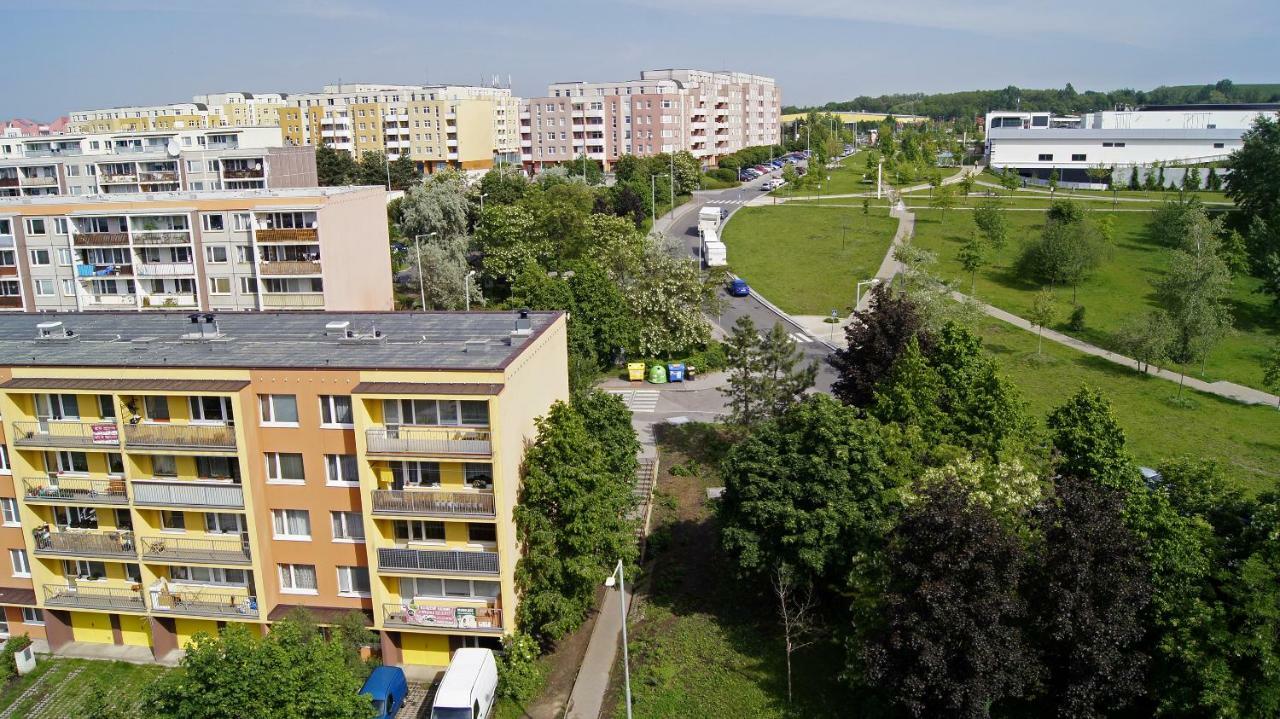 Km House Cerny Most Hostel Praag Buitenkant foto