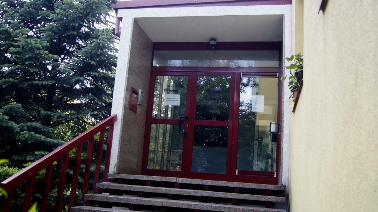 Km House Cerny Most Hostel Praag Buitenkant foto
