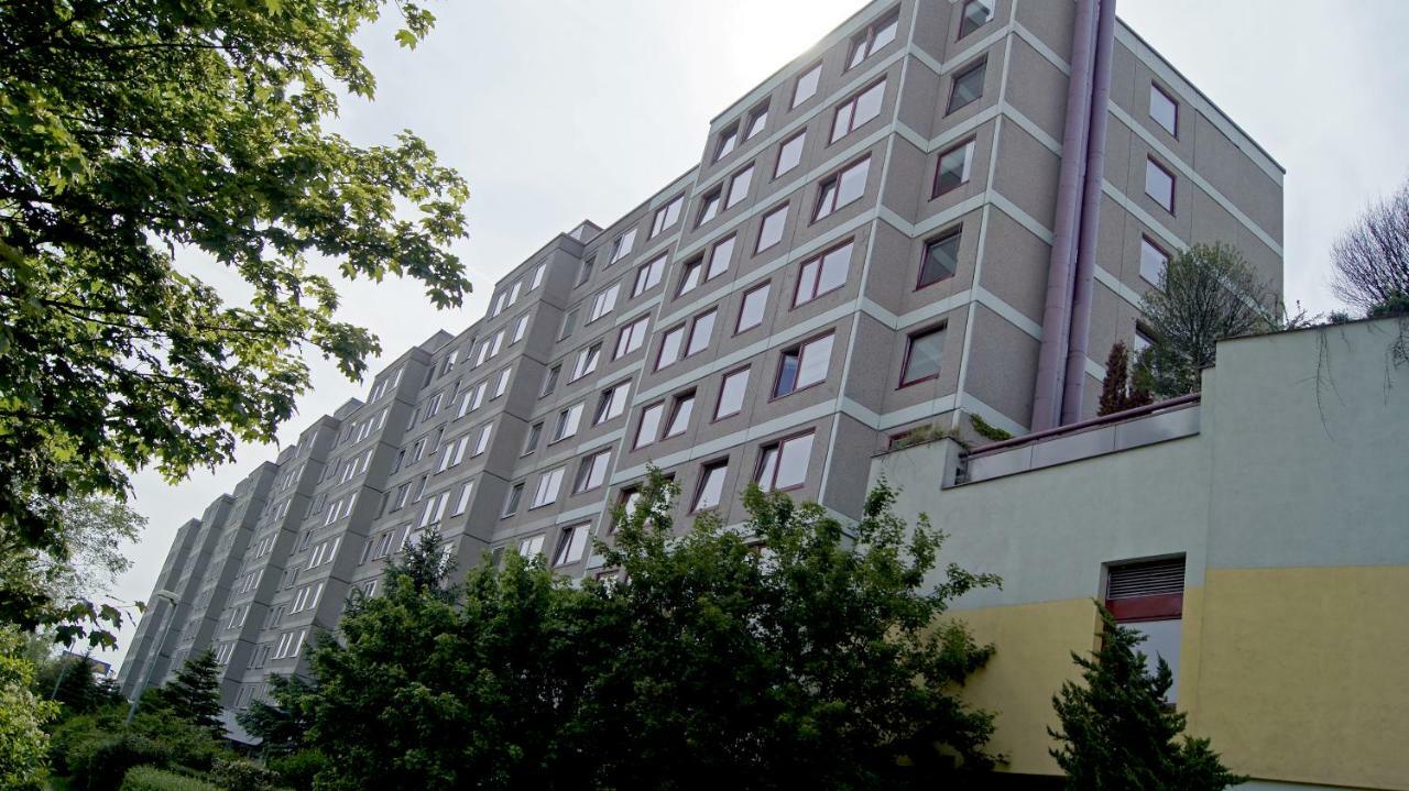 Km House Cerny Most Hostel Praag Buitenkant foto