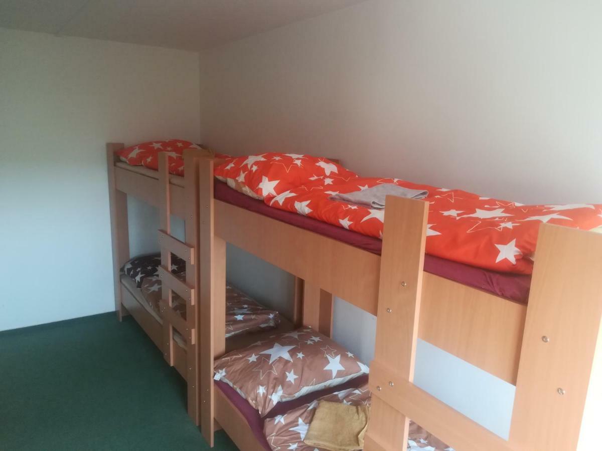 Km House Cerny Most Hostel Praag Buitenkant foto