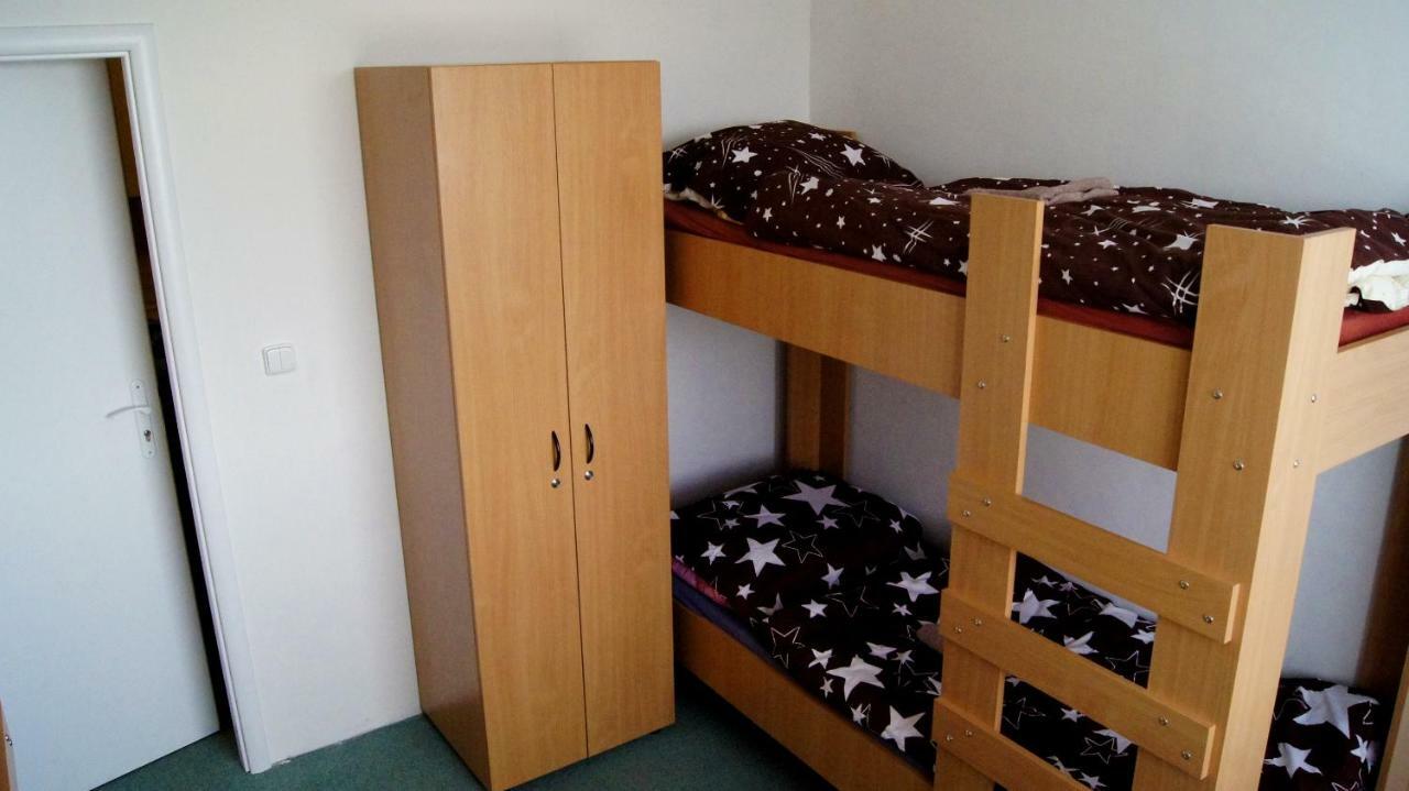 Km House Cerny Most Hostel Praag Buitenkant foto
