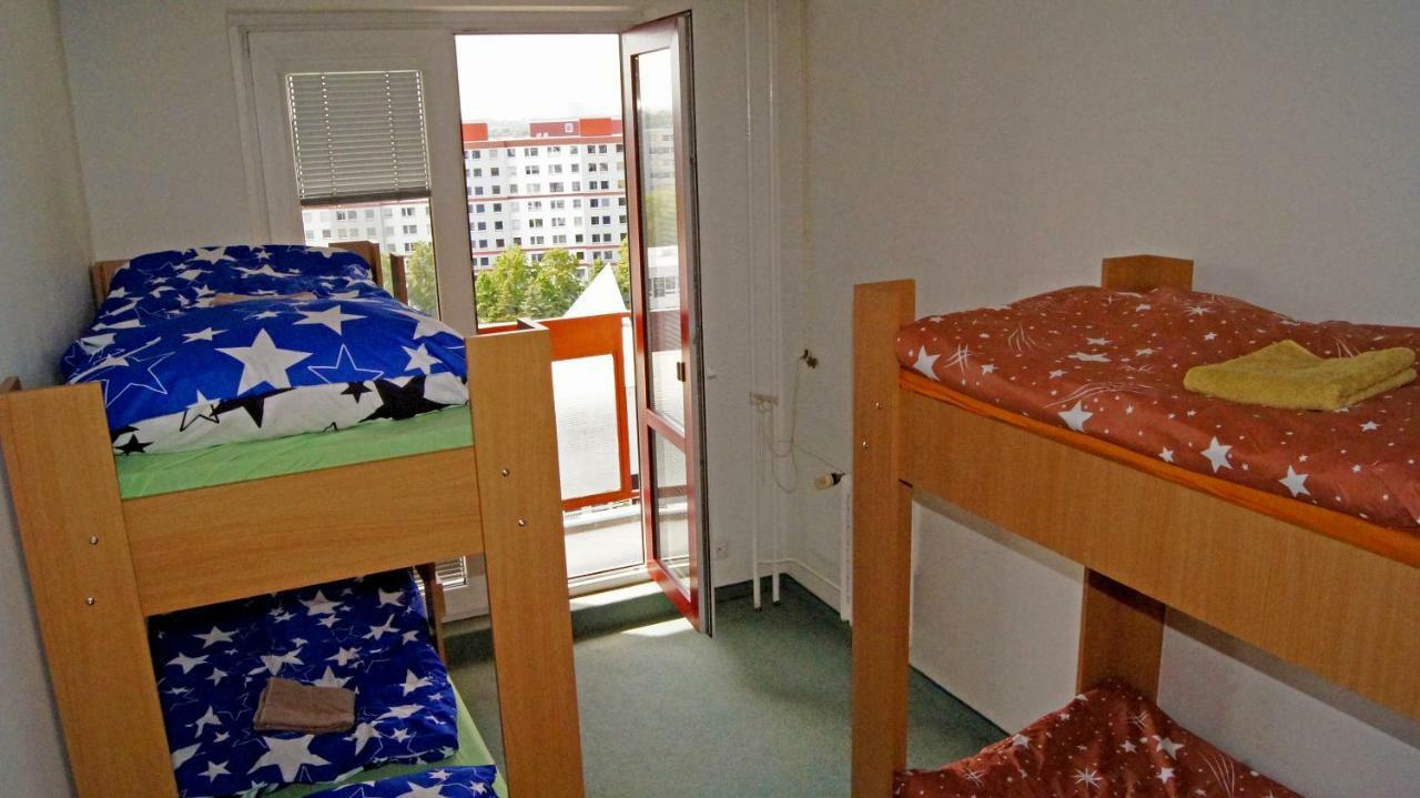 Km House Cerny Most Hostel Praag Buitenkant foto