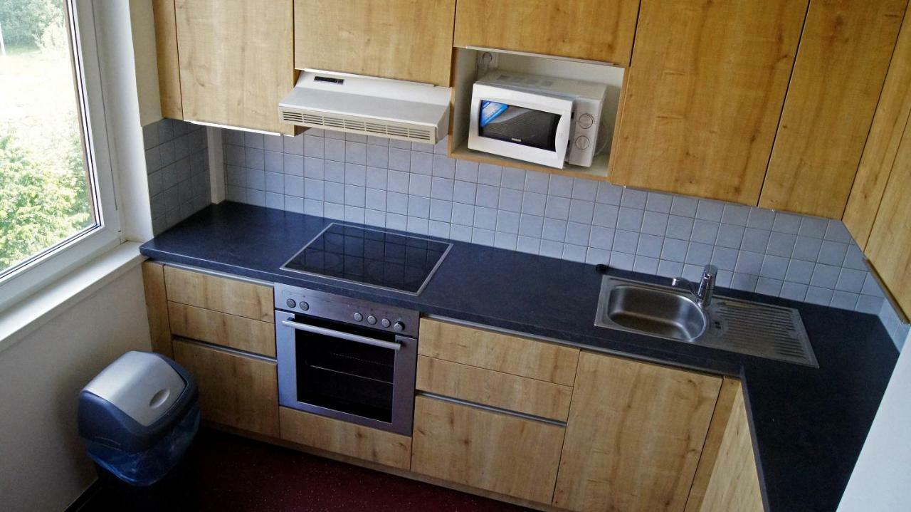 Km House Cerny Most Hostel Praag Buitenkant foto